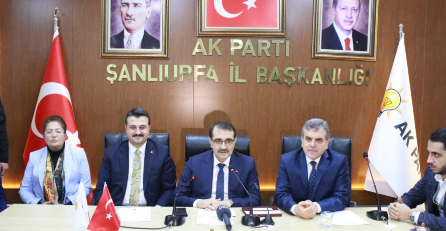 Enerji ve Tabii Kaynaklar Bakanı Fatih Dönmez, Şanlıurfa'da Enerji ve Tabii Kaynaklar Bakanı Fatih Dönmez, AK Parti Şanlıurfa İl Başkanlığını ziyaret etti ve il başkanı Bahattin YILDIZ ve Teşkilatla bir araya geldi.
